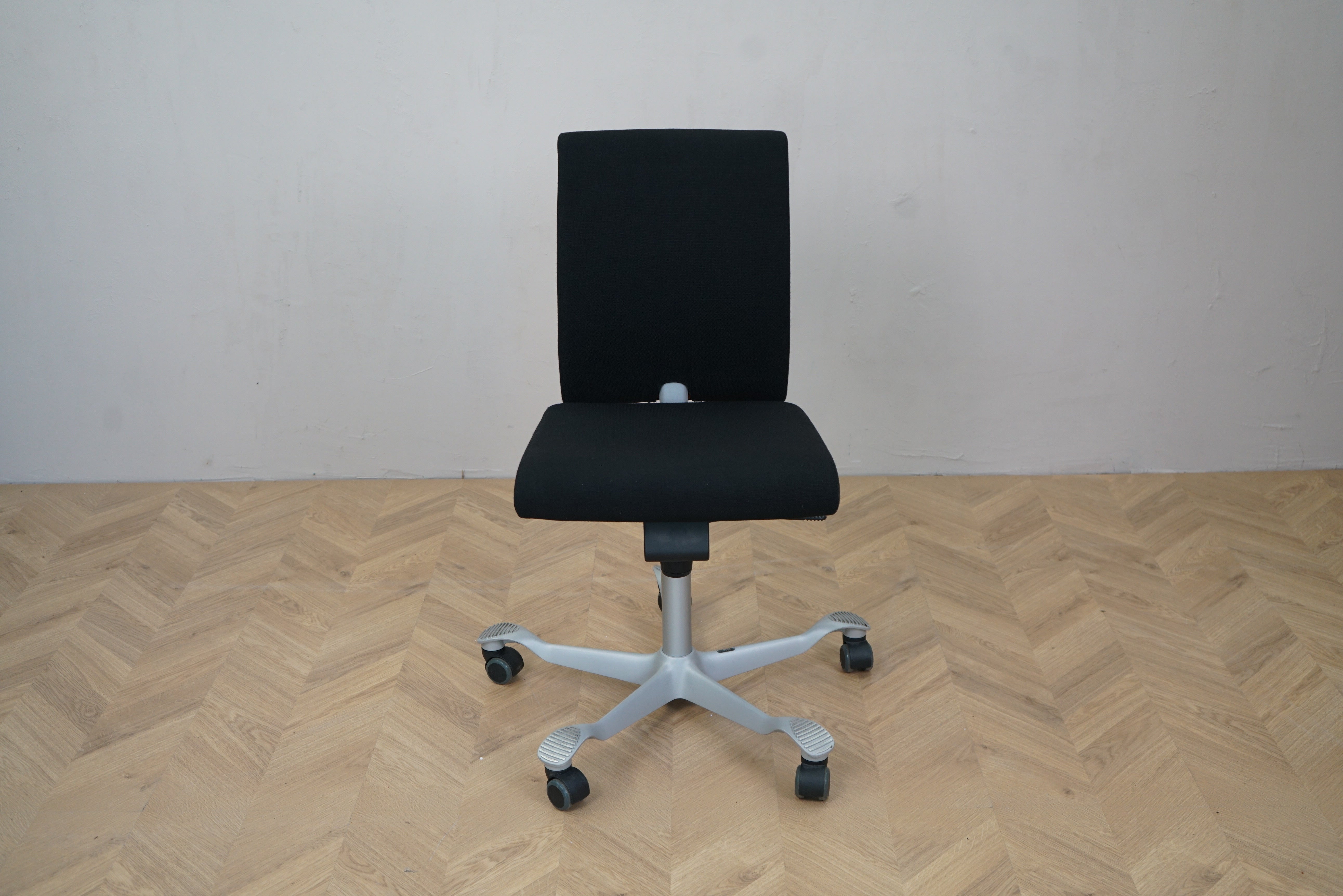 HÅG H05 kontorstol i sort/grå – set forfra med polstret sæde og ergonomisk ryglæn